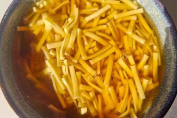 Ten rosół gotuję już w sobotę. Wychodzi klarowny i tak pyszny, że wszyscy przebierają nogami