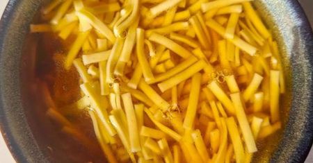 Ten rosół gotuję już w sobotę. Wychodzi klarowny i tak pyszny, że wszyscy przebierają nogami