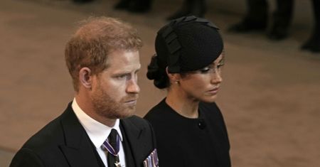 Tak pożegnali królową. Ekspert wskazuje na zachowanie Meghan Markle