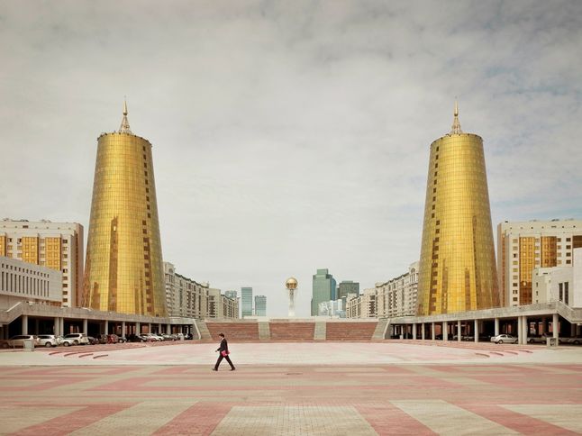 Fotograf podróżował po całej Rosji i byłych republikach radzieckich przez kilka lat, szukając nowoczesnych budynków, które powstały po upadku mocarstwa.