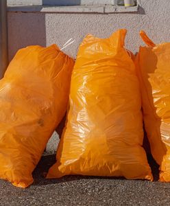 Pomarańczowe worki na śmieci w kolejnej gminie. Co do nich wrzucić?