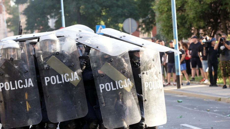 Zamieszki w Lubinie. W policjantów rzucano kamieniami i koktajlami Mołotowa
