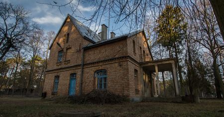 Odwiedziłem nawiedzony komisariat policji pod Warszawą. Co tam straszy?