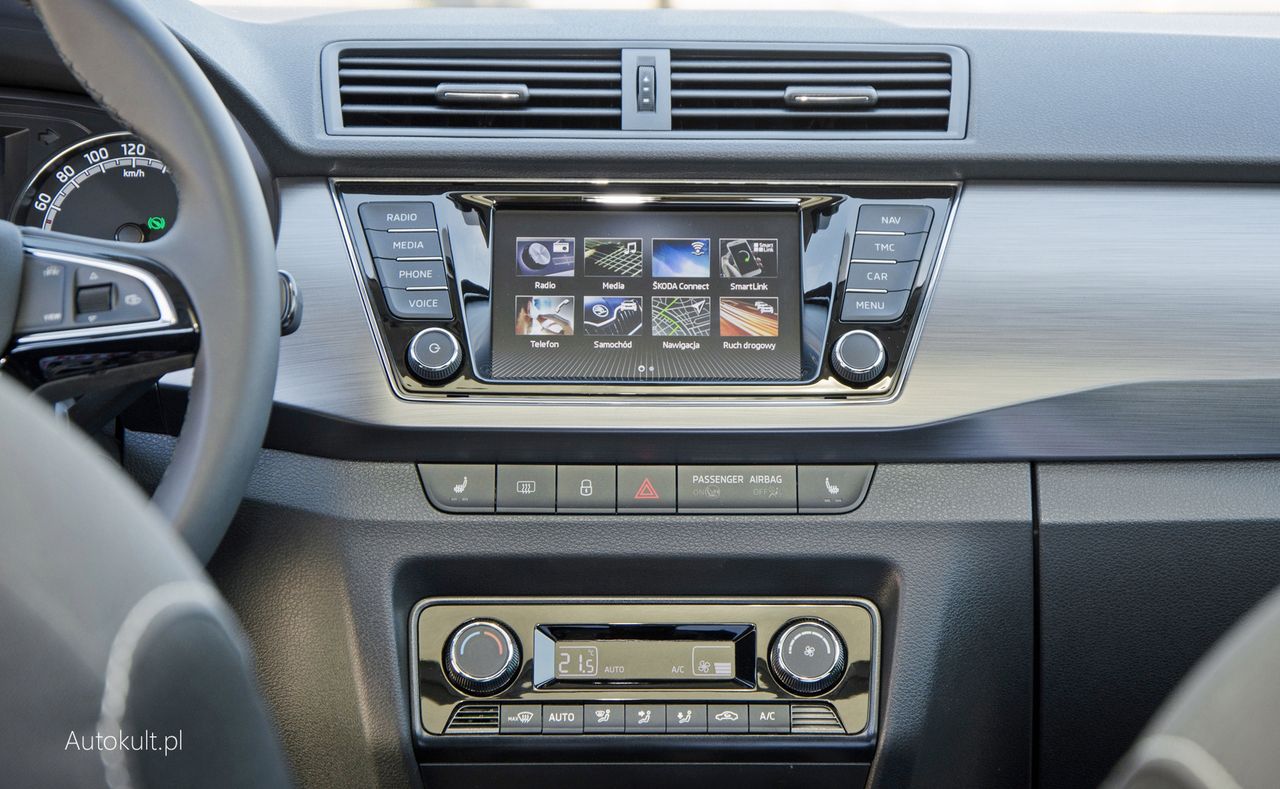 Radio Swing w drugiej specyfikacji wyposażenia Ambition ma 6,5-calowy kolorowy ekran dotykowy i bluetooth.
