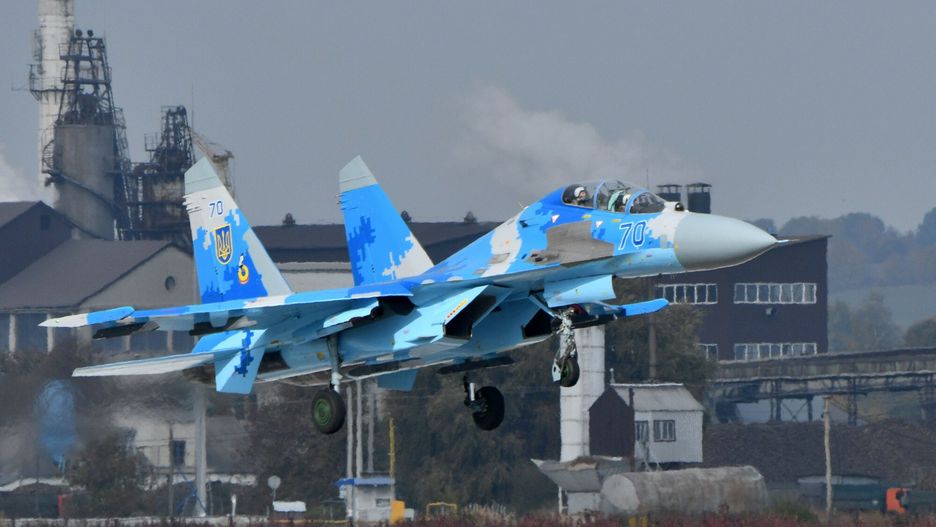 Katastrofa ukrai?skiego my?liwca Su-27A picture taken on October 12, 2018, shows the Ukrainian Su-27 UB fighter (Combat Trainer) flights during an air force exercises on Starokostyantyniv military airbase. - Ukraine's general staff said on October 16, 2018 that two pilots died when a Sukhoi fighter jet crashed during military exercises with the United States and other NATO countries. "A Sukhoi-27 plane crashed at around 5:00 pm local time (1400 GMT) during a training flight," the general staff said on its Facebook page, adding that "the bodies of the two pilots have been found." (Photo by Genya SAVILOV / AFP)GENYA SAVILOV