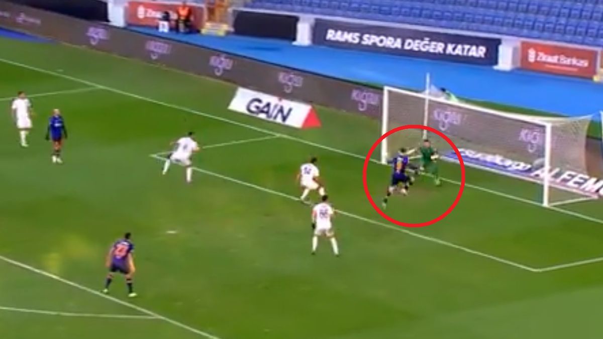 Twitter / beINSPORTS_TR / Na zdjęciu: Krzysztof Piątek zdobywa drugą bramkę