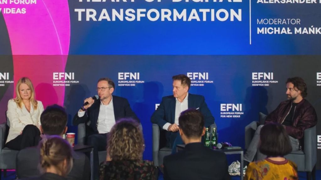 Przedstawiciele mediowych koncernów w  panelu pt. "Media w centr