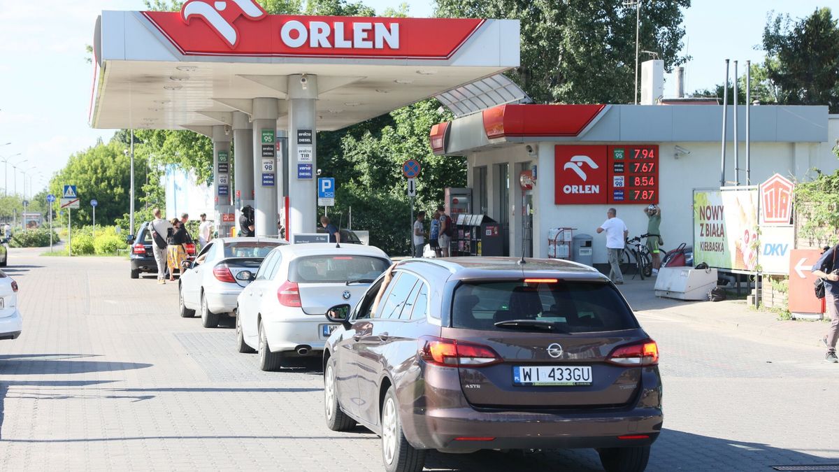 Akcja Blokujemy Orlen
Fot. Wojciech Olkusnik/East News, Warszawa, 11.06.2022. Ogolnopolska akcja "Blokujemy Orlen". W protescie przeciwko wysokim cenom benzyny kierowcy zaplanowali blokade ponad 100 stacji benzynowych w Polsce. N/z stacja przy ul. Jagiellonskiej.
Wojciech Olkusnik