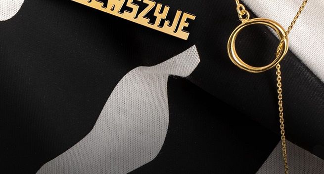 YES sprzedaje przypinki z hasłem "Daję w szyję". Część internautów krytykuje markę