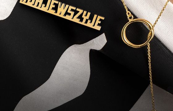 YES sprzedaje przypinki z hasłem "Daję w szyję". Część internautów krytykuje markę