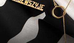 YES sprzedaje przypinki z hasłem "Daję w szyję". Część internautów krytykuje markę