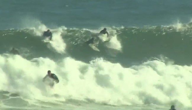 Kalifornia - gigantyczne fale kuszą surferów