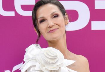 Włożyła białą maksi. Klasa sama w sobie