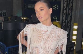 Koronkowa sukienka i kozaki. Stylizacja Natalii Szroeder podbija scenę