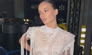 Koronkowa sukienka i kozaki. Stylizacja Natalii Szroeder podbija scenę