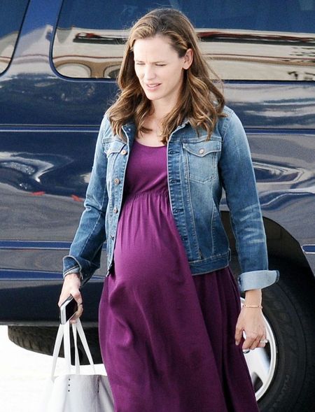 Gwiazda na planie filmu (ze sztucznym brzuchem)