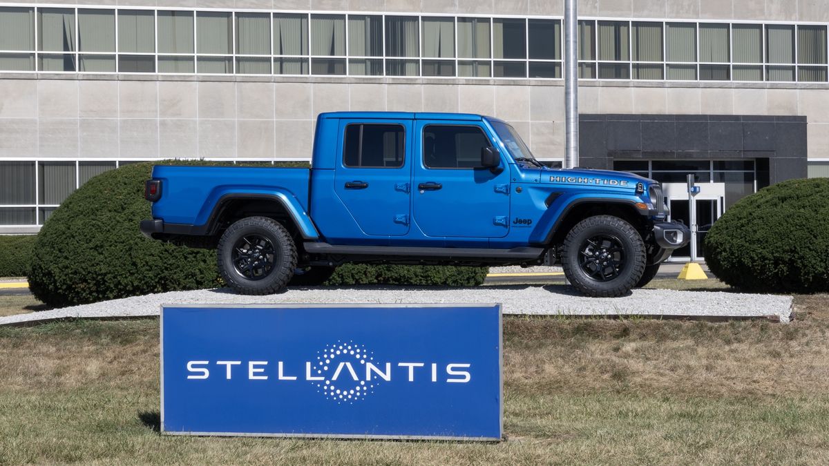 Jeep Gladiator Sport 4X4 High Tide at the Stellantis plant. Jeep offers the Gladiator with a 3.6L VVT V6 engine. MY:2025
Kokomo - September 1, 2025: Jeep Gladiator Sport 4X4 High Tide at the Stellantis plant. Jeep offers the Gladiator with a 3.6L VVT V6 engine. MY:2025
jetcityimage
fca, stla, ram, transmission, uaw, wrangler, dodge, transmission plant, 1500