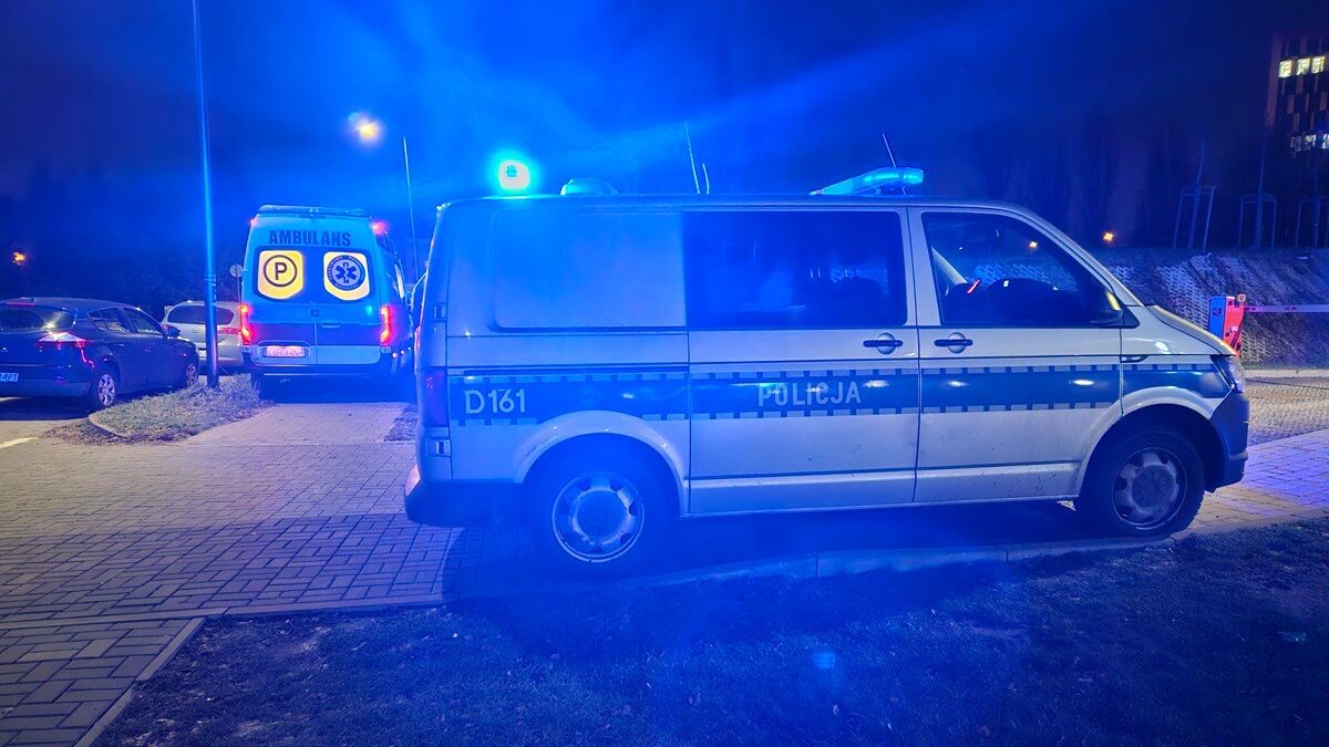 Policyjny radiowóz na sygnale i karetka pogotowia ratunkowego