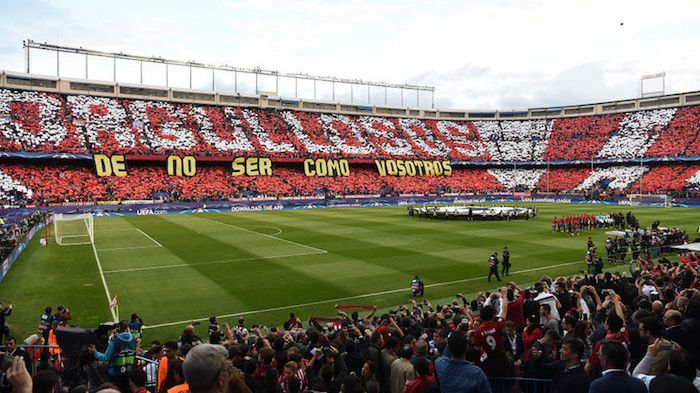 oprawa kibiców Atletico Madryt przed meczem z Realem Madryt