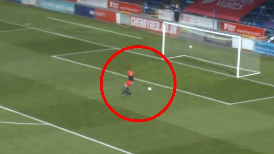 David Stockdale (bramkarz Wycombe) przepuszcza piłkę pod nogami w meczu z West Ham United