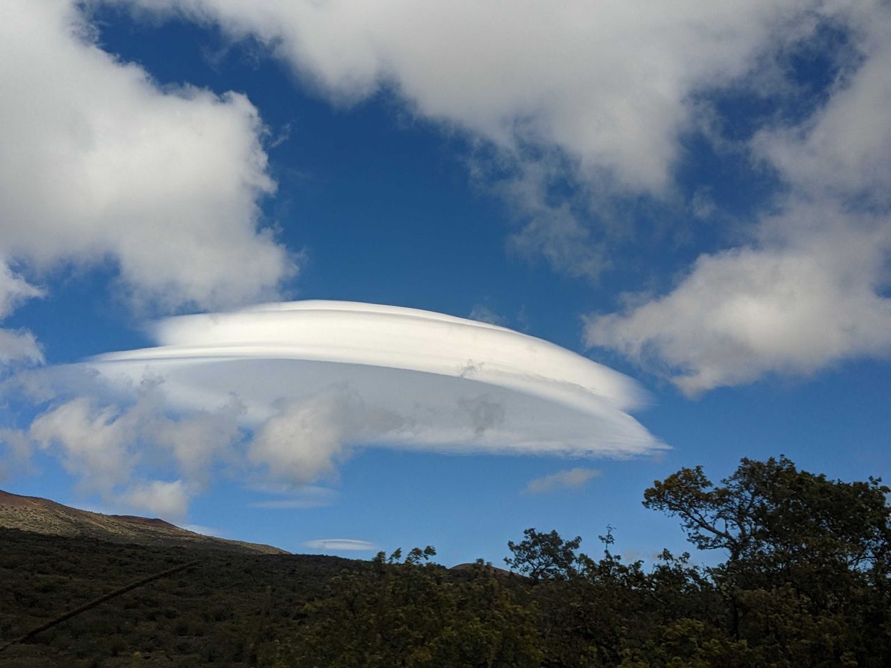 Chmury w kształcie spodków nad Hawajami. Zjawisko przyciągnęło widzów