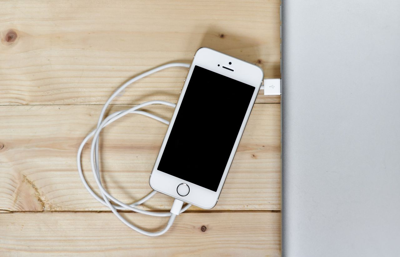 Apple patentuje bezprzewodowe ładowanie smartfonu po Wi-Fi
