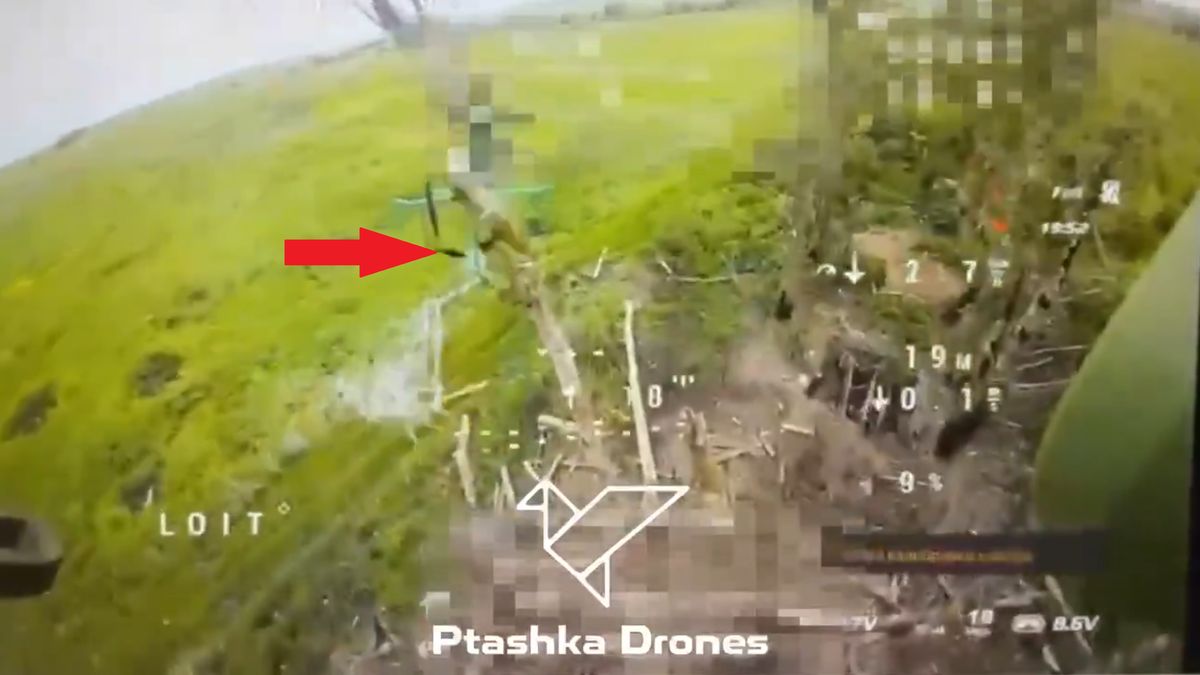 Rosyjski dron tuż po trafieniu przez siatkę z drona myśliwskiego