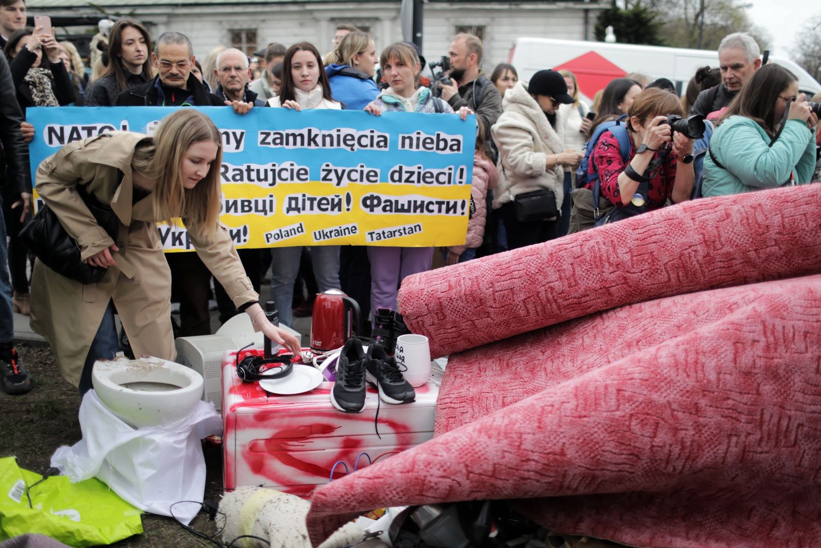 Antywojenna akcja "Daj coś z worka dla orka" pod ambasadą Rosji