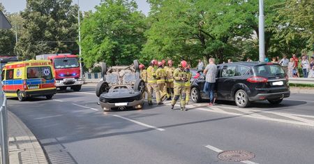 Zawracał samochodem tam, gdzie nie powinien. Po chwili nissan był już na dachu