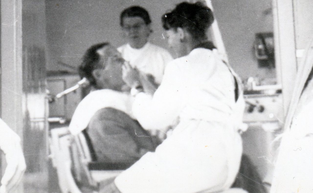 T. Radecka-Kozłowska w pracy na ambulansie, Małdyty, sierpień 1965 r.