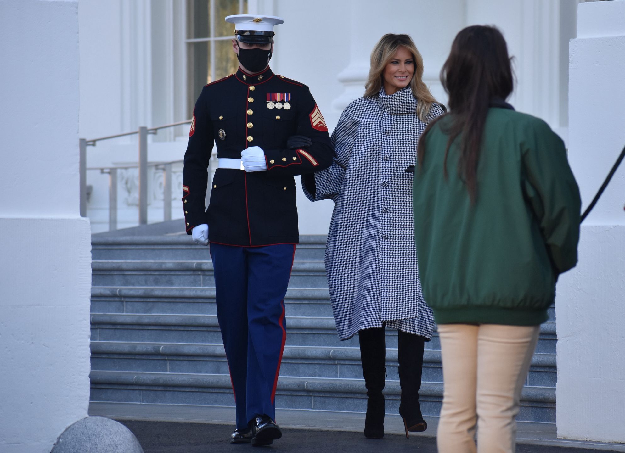 Melania Trump chwali się dorodnym drzewkiem i nową fryzurą. Piękna?