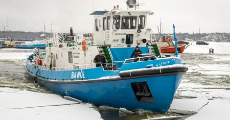 Lodołamacze na Wiśle. Trudna walka z grubą warstwą lodu [Zdjęcia]