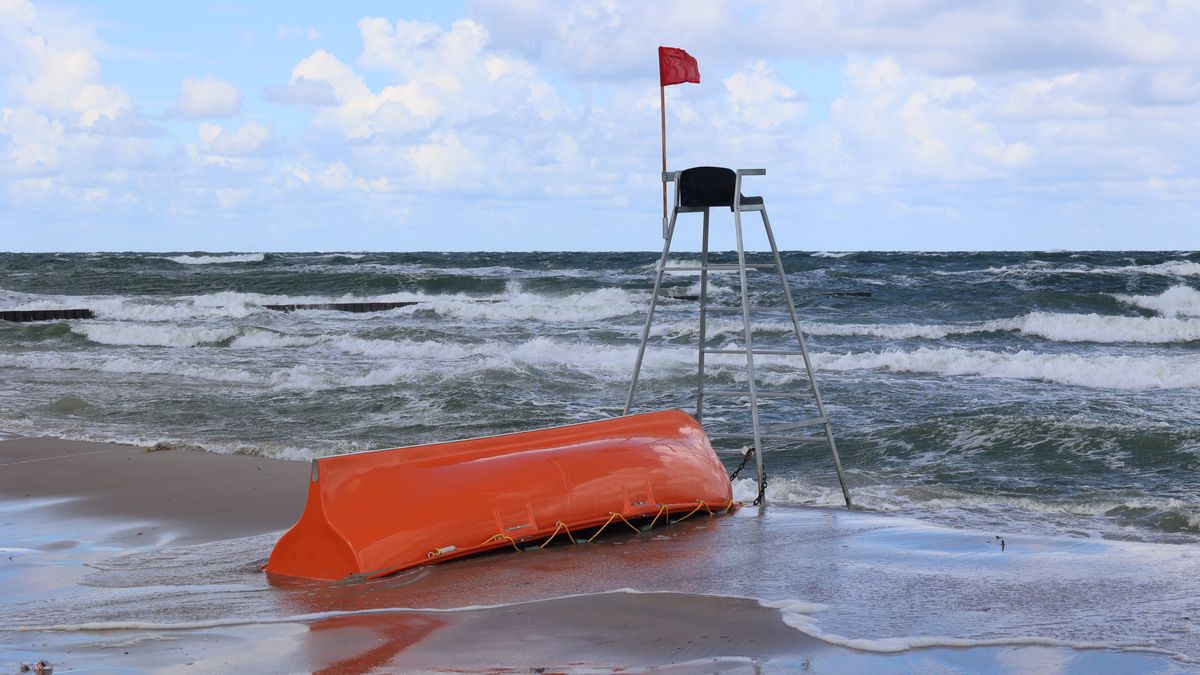 Czerwona flaga nad morzem oznacza bezwzględny zakaz kąpieli