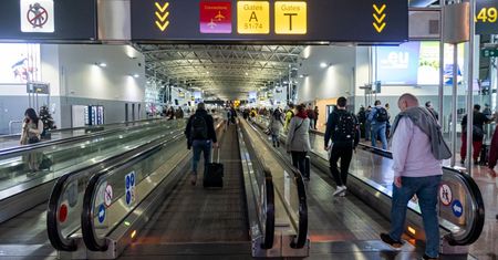 Problemy na europejskim lotnisku. Dochodzi do bójek