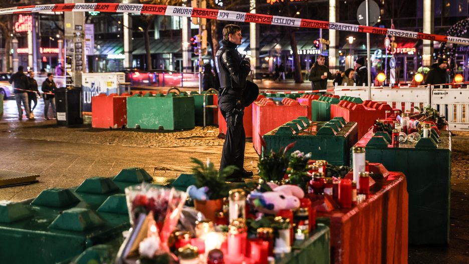 Flowers and candles on concrete blocks that protect the Christmas market in Magdeburg, Germany, 21 December 2024. According to Saxony-Anhalt State Premier Haseloff, five people were confirmed dead and at least 200 were injured, after a car was driven into a crowd at Magdeburg's Christmas market on 20 December. The suspect, a Saudi national, was taken into custody. EPA/FILIP SINGER Dostawca: PAP/EPA.