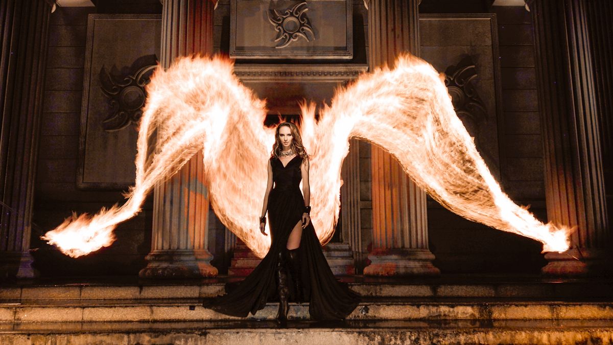 Benjamin Von Wong wykonał smartfonem ciekawą sesję z ogniem, iskrami i malowaniem światłem 1