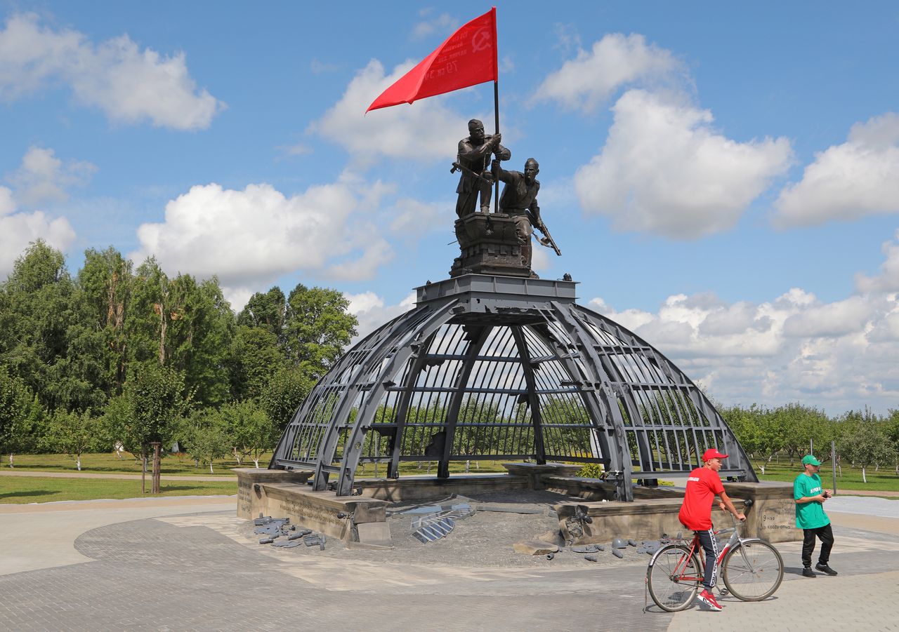 Kopia kopuły Reichstagu wzniesiona w miejscu zwycięskiej dla ZSRR Bitwy pod Prochorowką z 1943 r. Na szczycie kopuły radzieccy żołnierze umieszczają swoją flagę (Fot.Getty Images)