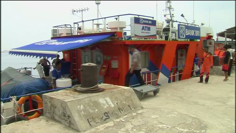 Burtą do klienta - pływający bank w Indonezji