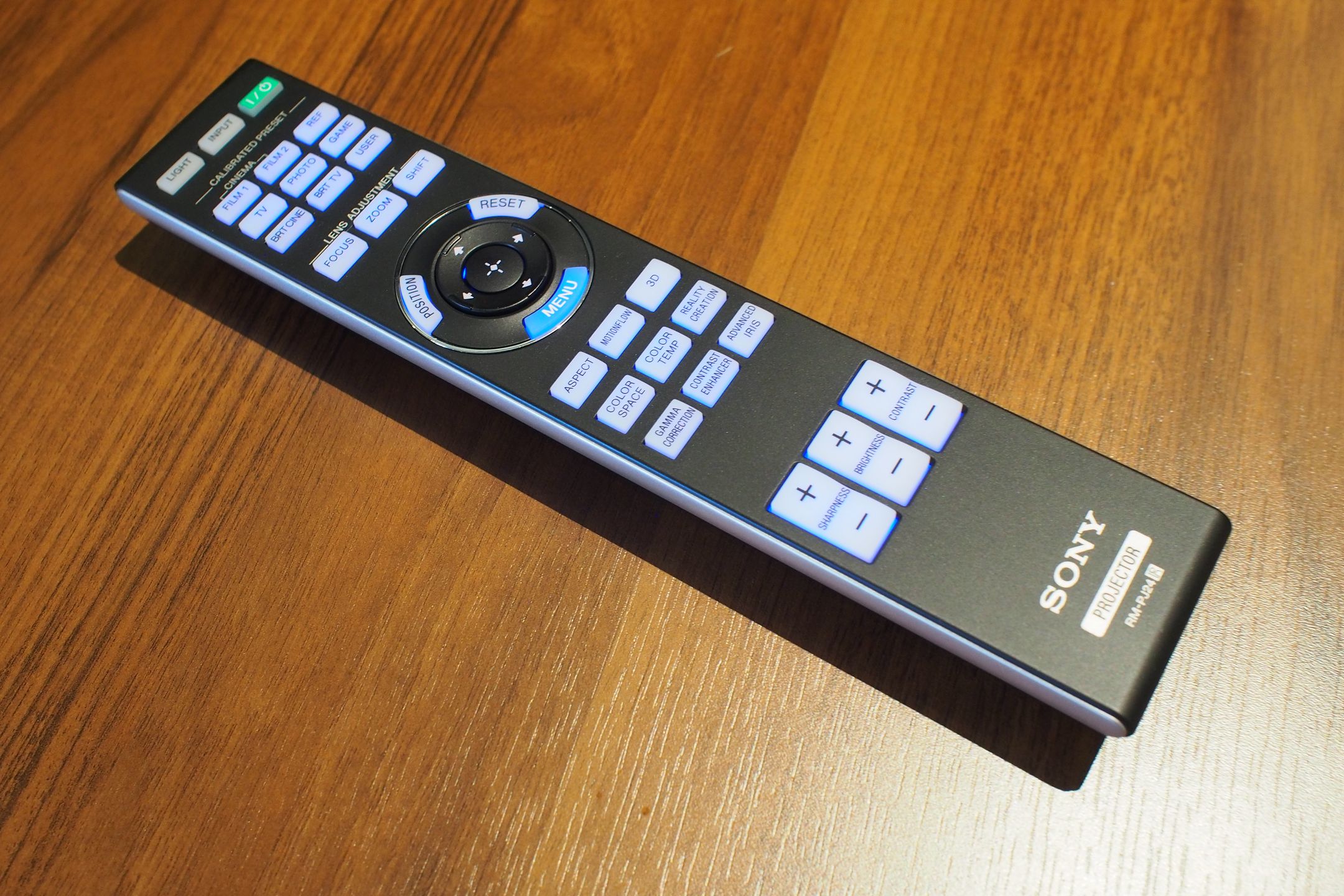 Rzut okiem na Sony VPL-VW760ES, arcyklejnot wśród projektorów 7