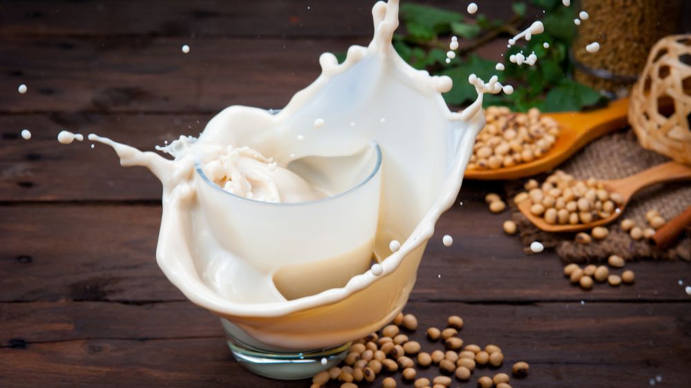 Zaleta mleka sojowego to jego wpływ przede wszystkim na poziom cholesterolu we krwi