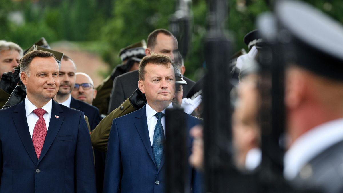 Andrzej Duda - prezydent i zwierzchnik sił zbrojnych - oraz minister obrony Mariusz Błaszczak