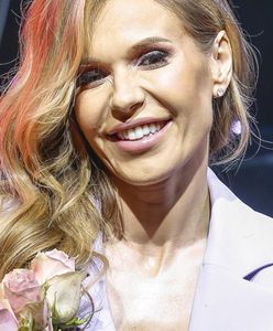 Doda wdzięczy się i wypina biust do obiektywu. Wszystko to, żeby sprzedać witaminy