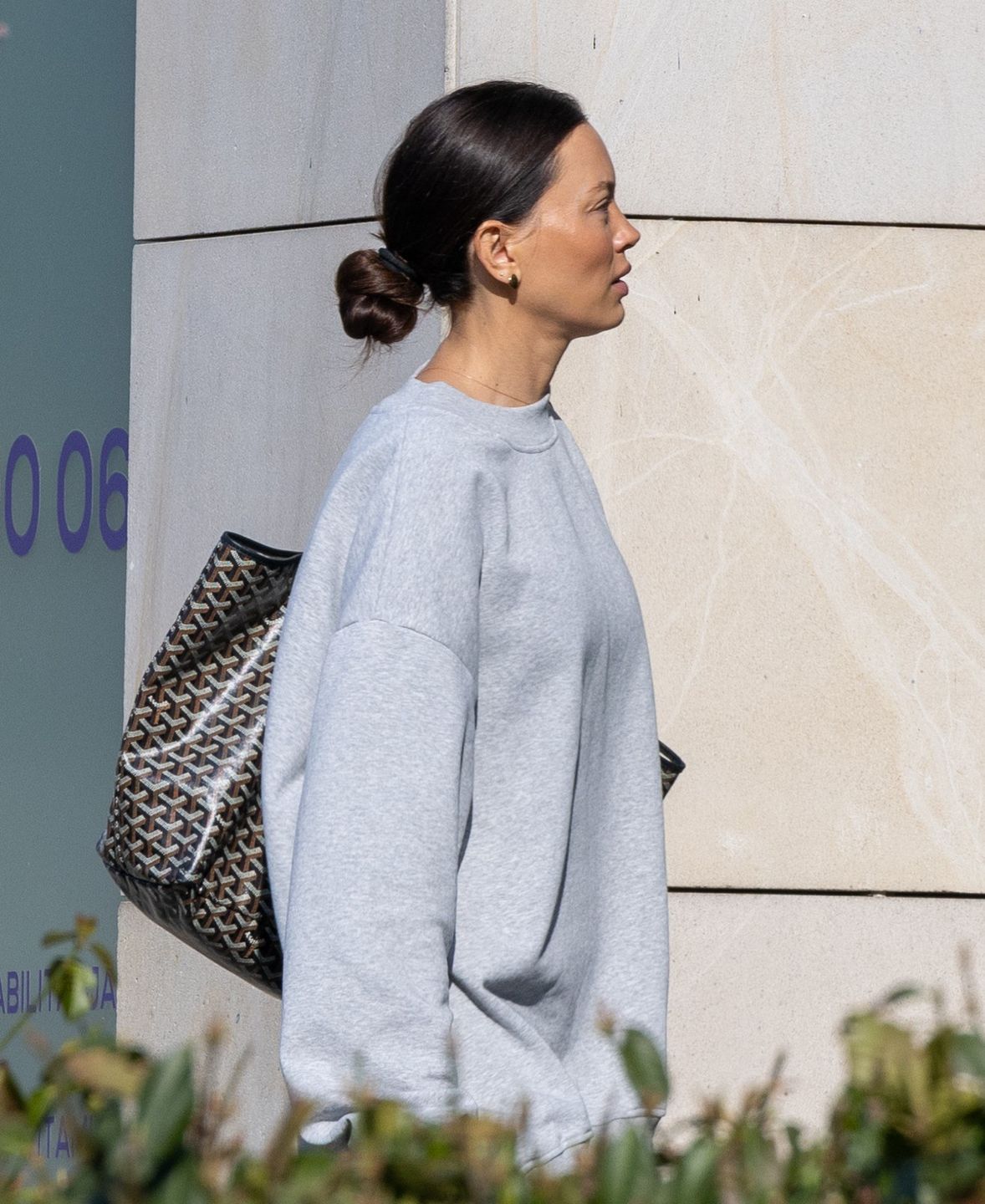 Naturalna Edyta Zając spaceruje z pieskiem