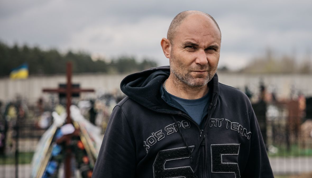 Serhij Matiuk zebrał kilkadziesiąt ciał z ulic Buczy i pochował je w zbiorowej mogile