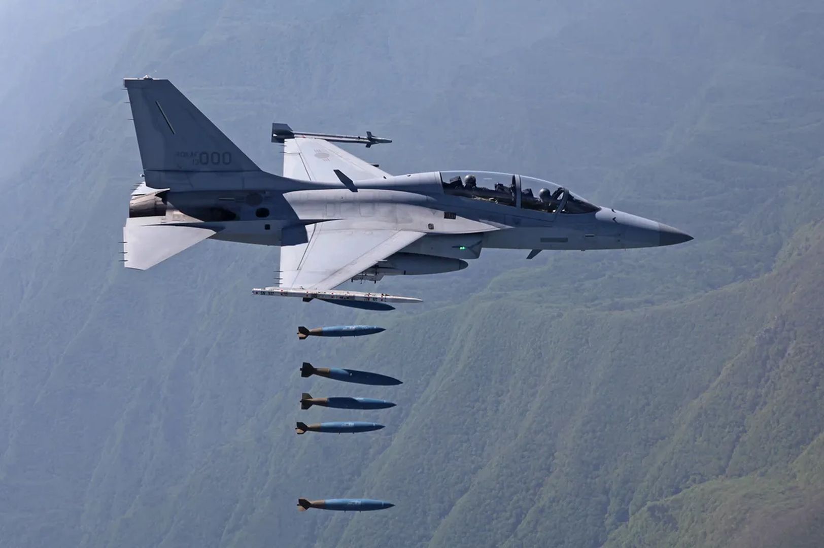 FA-50 zrzucający bomby