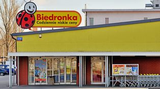 To ostatni dzień. Biedronka oddaje za darmo. Półki pustoszeją