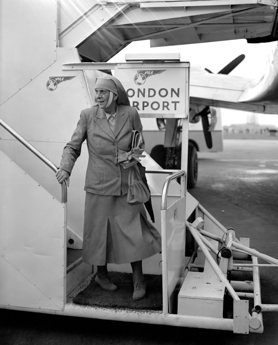 Księżna Alicja przybyła na koronację Elżbiety II. Zdjęcie na lotnisku Heathrow, czerwiec1953 rok