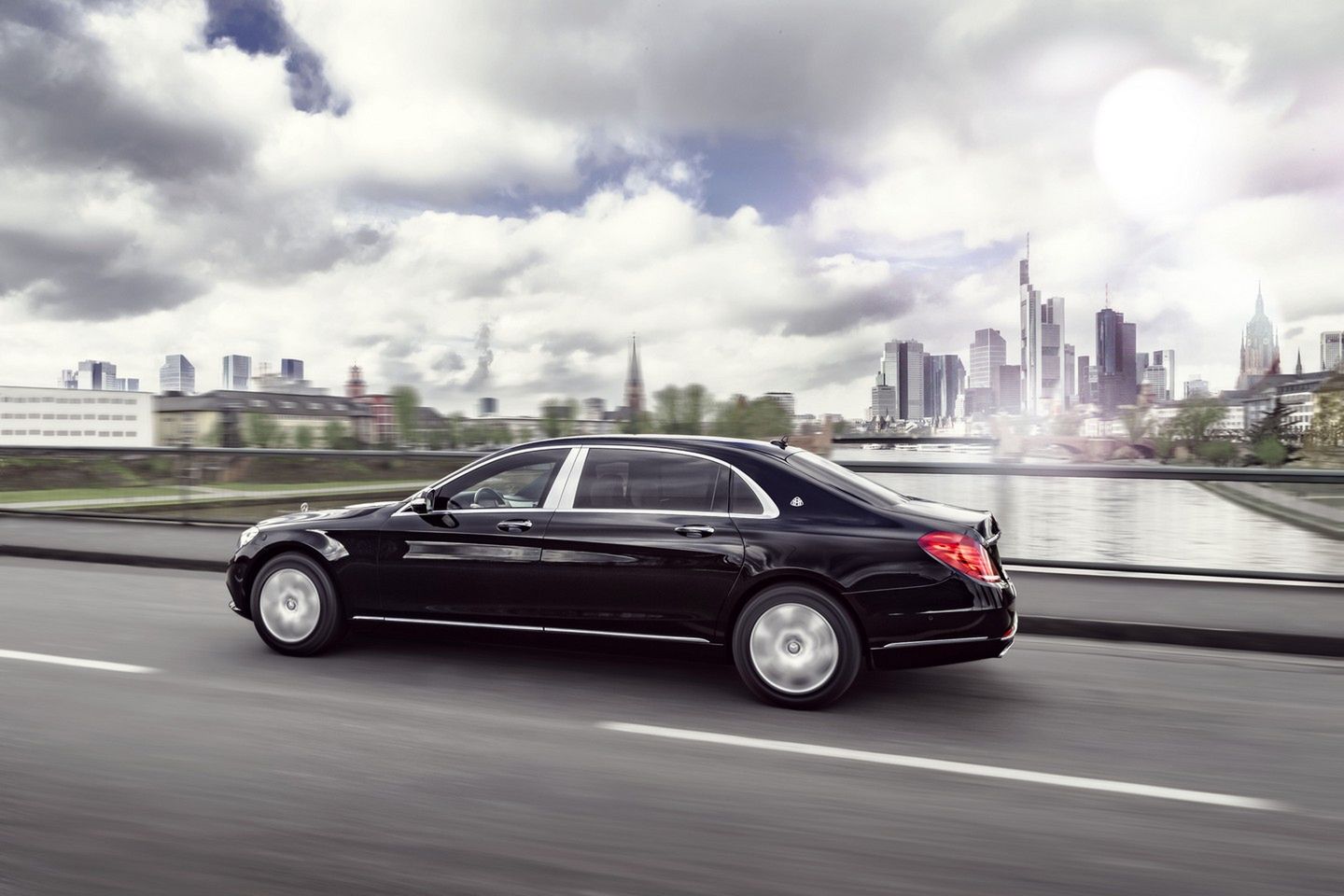 Cena Mercedesa-Maybacha S600 Guard wynosi w wersji podstawowej 470 tys. euro, czyli równowartość 2,055 mln zł. Auto dołącza do gamy innych opancerzonych Mercedesów: G500 Guard, GLE 350d 4MATIC Guard, GLE 500 4MATIC Guard, S500 Guard oraz S600 Guard. Staje się tym samym najbardziej luksusowym wozem z całej pancernej rodziny.