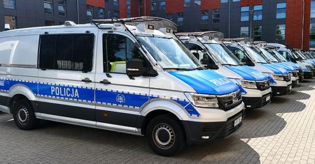 Kolumny radiowozów na drogach powiatu. Policjanci z całej Polski zabezpieczą Pol'and'Rock Festival