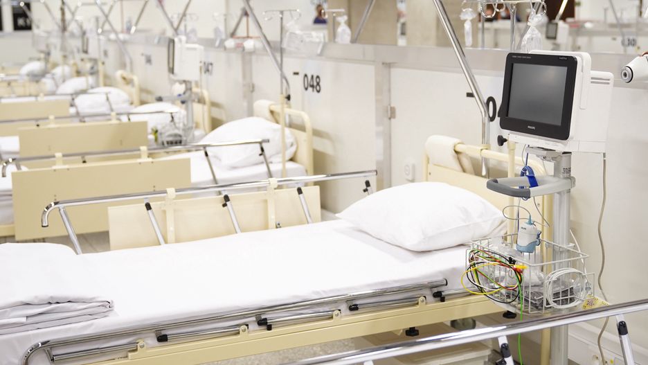 Warszawa. Łóżka w szpitalu na stadionie PGE Narodowym